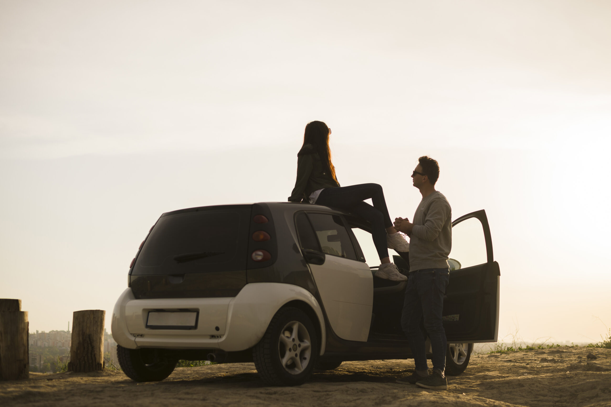 Ein Mann und eine Frau mit einem Auto